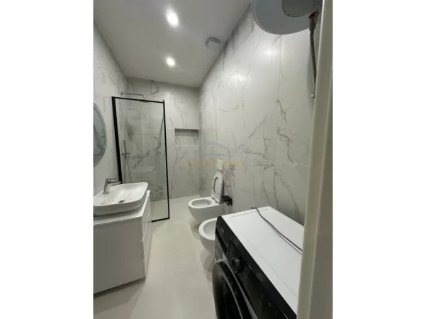 Tirane, jepet me qera apartament 1+1+Ballkon Kati 3, 64 m² 600 € (Rruga Petrela)