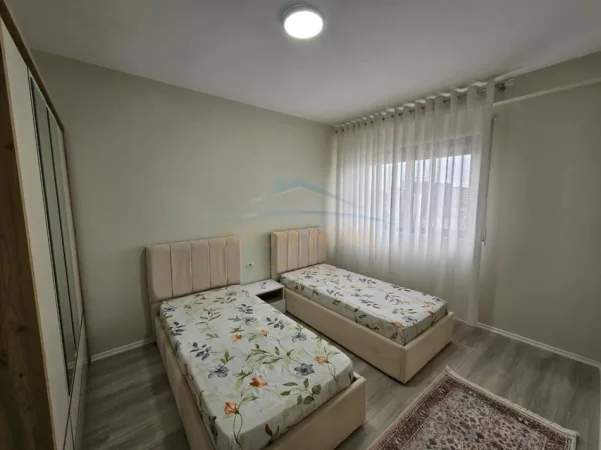 Tirane, jepet me qera apartament 2+1+Ballkon Kati 7, 99 m² 800 € (Rruga e Durresit)