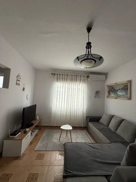 Tirane, jepet me qera apartament 1+1 Kati 4, 65 m² 400 € (Shkolla 1 maji)