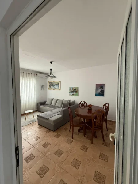 Tirane, jepet me qera apartament 1+1 Kati 4, 65 m² 400 € (Shkolla 1 maji)
