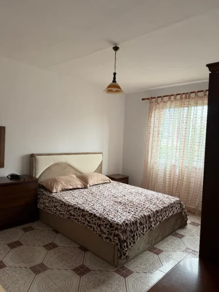 Tirane, jepet me qera apartament 1+1 Kati 4, 65 m² 400 € (Shkolla 1 maji)