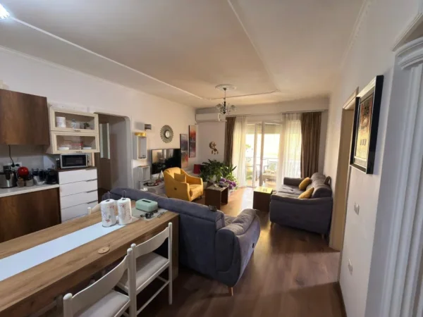 Tirane, jepet me qera apartament 3+1 Kati 4, 125 m² 700 € (Kopshti Botanik)