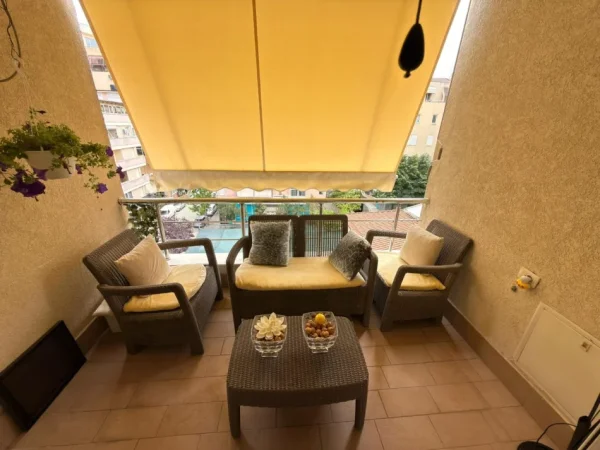 Tirane, jepet me qera apartament 3+1 Kati 4, 125 m² 700 € (Kopshti Botanik)