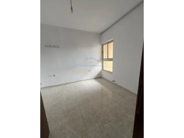 Tirane, jepet me qera apartament 1+1+Ballkon Kati 5, 50 m² 400 € (Fusha e Aviacionit)