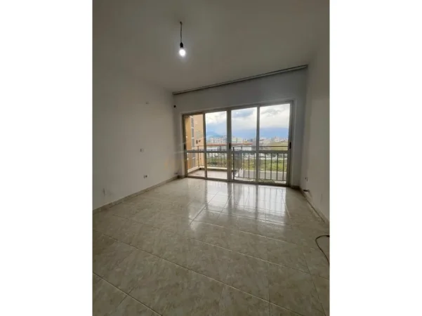 Tirane, jepet me qera apartament 1+1+Ballkon Kati 5, 50 m² 400 € (Fusha e Aviacionit)