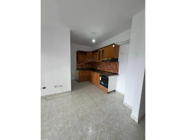 Tirane, jepet me qera apartament 1+1+Ballkon Kati 5, 50 m² 400 € (Fusha e Aviacionit)