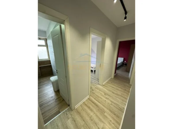 Tirane, jepet me qera apartament 3+1+Ballkon Kati 4, 105 m² 700 € (Stacioni i Trenit)