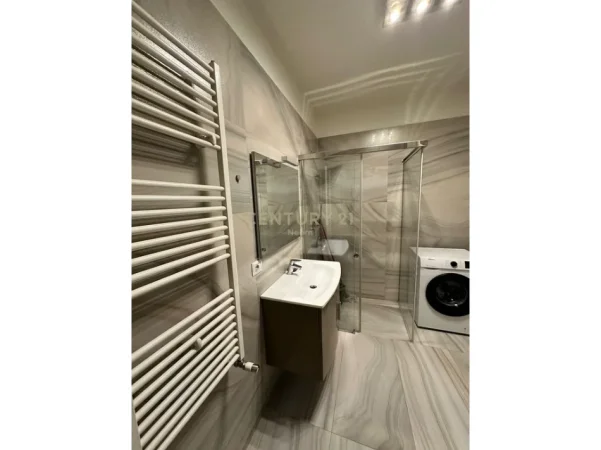 Tirane, jepet me qera apartament 1+1 Kati 5, 85 m² 1.400 € (zogu zi)