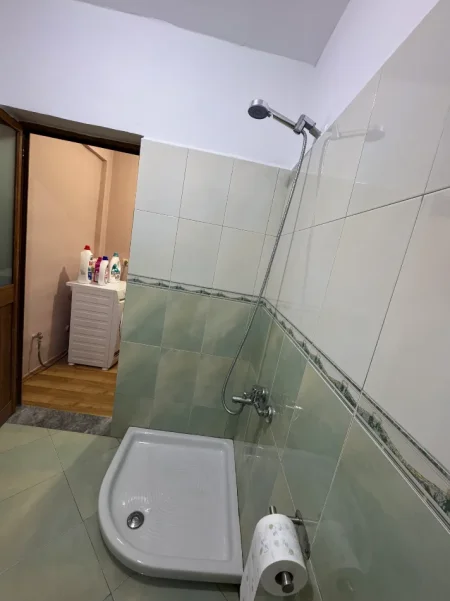 Tirane, jap me qera apartament 1+1+Aneks+Ballkon Kati 5, 1 m² 520 € (Rruga Gjik Kuqali)