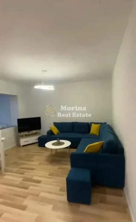 Tirane, jepet me qera apartament 1+1 Kati 3, 55 m² 550 € (Qender Rruga Fortuzi)