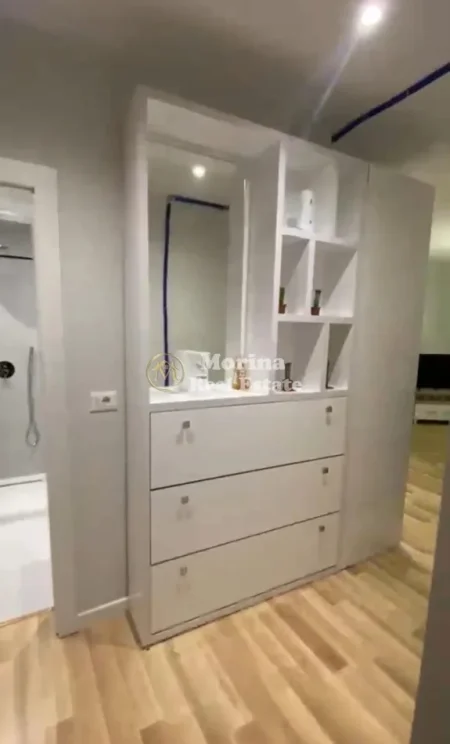 Tirane, jepet me qera apartament 1+1 Kati 3, 55 m² 550 € (Qender Rruga Fortuzi)