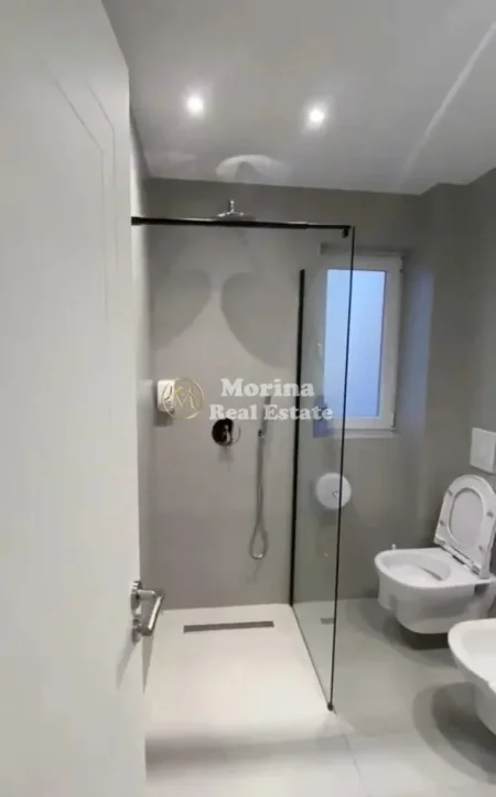 Tirane, jepet me qera apartament 1+1 Kati 3, 55 m² 550 € (Qender Rruga Fortuzi)