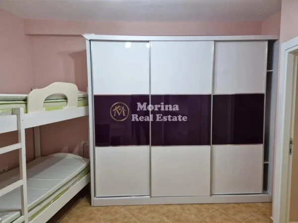 Tirane, jepet me qera apartament 3+1 Kati 4, 105 m² 800 € (Zogu I Zi)