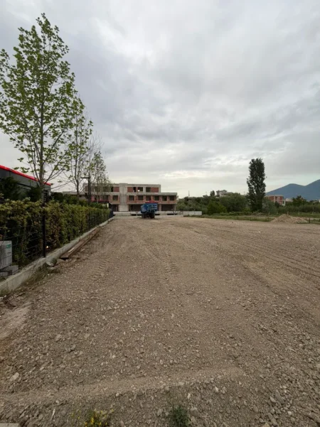 Tirane, jepet me qera toke , 1.400 m² (Sauk i Vjeter)