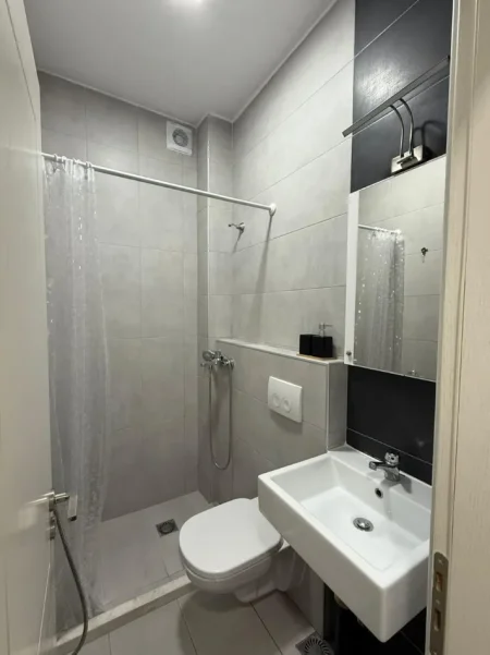 Tirane, jepet me qera apartament 1+1+Aneks+Ballkon Kati 3, 40 m² 600 € (Blv. Bajram Curri, Pallatet Agimi - prane kafe Roma)