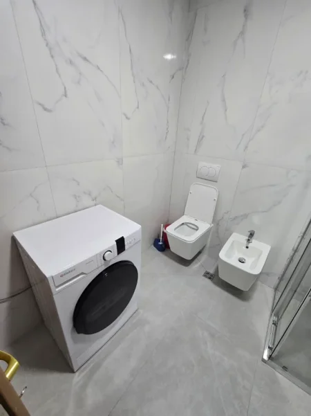 Tirane, jepet me qera apartament 2+1+Ballkon Kati 5, 100 m² 800 € (Rruga e Kosovarëve)