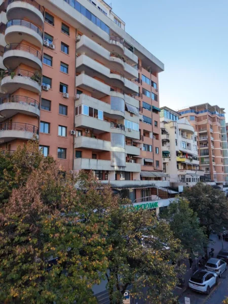 Tirane, shitet ambjent biznesi , 1 m² (Bllok)