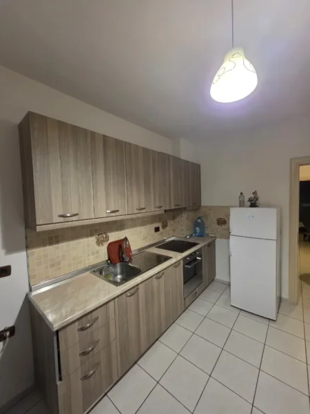 Tirane, jepet me qera apartament 1+1 Kati 3, 70 m² 400 € (Xhamlliku)