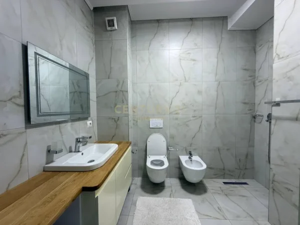 Tirane, jepet me qera apartament 2+1+Ballkon Kati 5, 91 m² 800 € (bulevardi i ri)