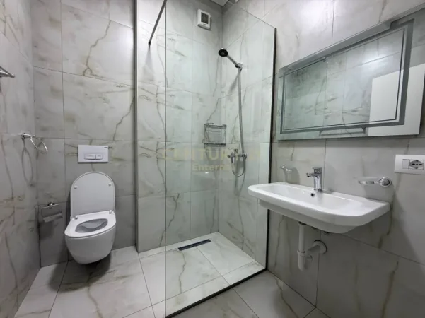 Tirane, jepet me qera apartament 2+1+Ballkon Kati 5, 91 m² 800 € (bulevardi i ri)