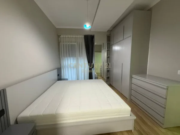 Tirane, jepet me qera apartament 2+1+Ballkon Kati 5, 91 m² 800 € (bulevardi i ri)