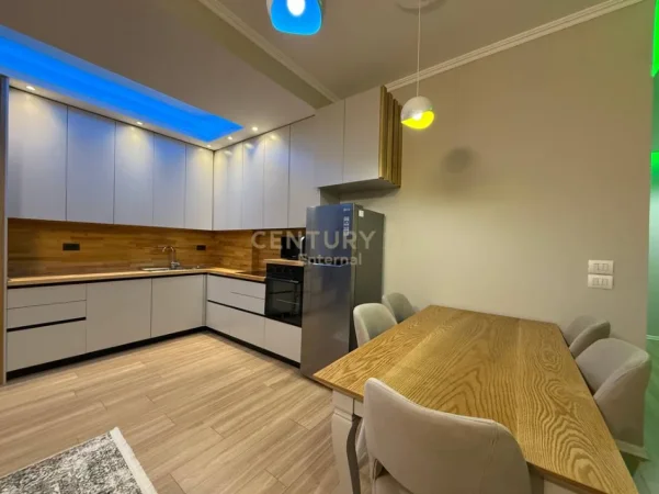 Tirane, jepet me qera apartament 2+1+Ballkon Kati 5, 91 m² 800 € (bulevardi i ri)