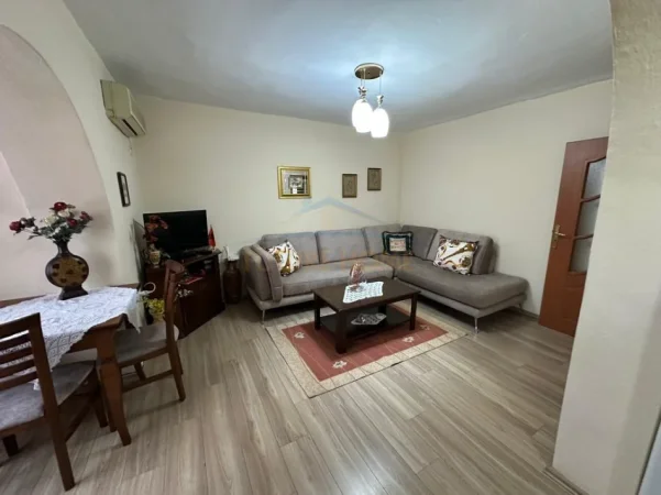Shqiperi, shitet apartament 1+1+Ballkon Kati 3, 53 m² 156.000 € (Rruga e Elbasanit)