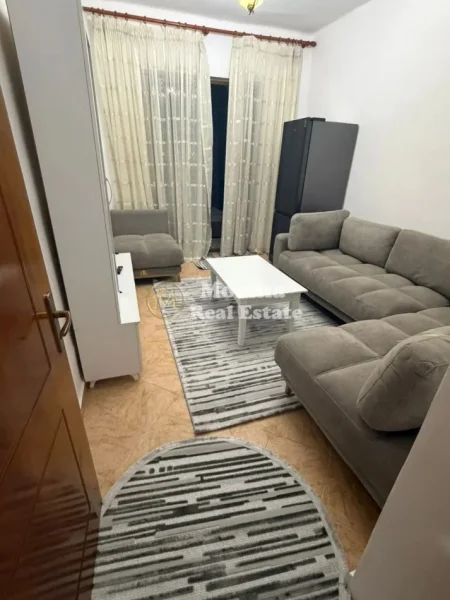 Tirane, jepet me qera apartament 1+1 Kati 1, 65 m² 450 € (Kinostudio)