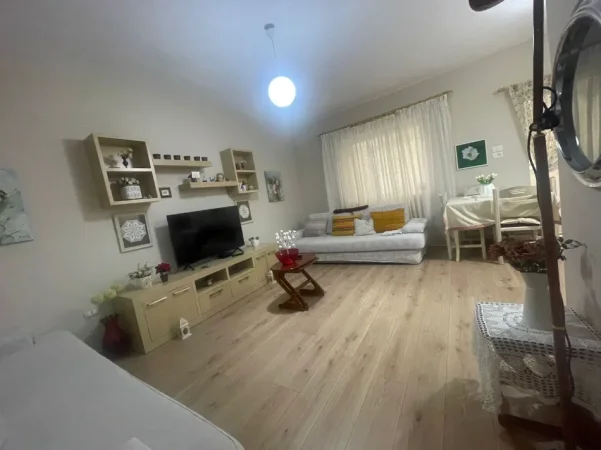 Tirane, jepet me qera apartament 1+1+Ballkon Kati 4, 74 m² 500 € (Don Bosko)