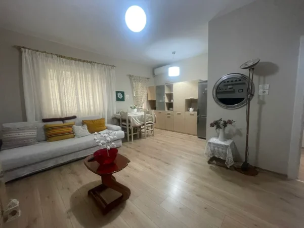 Tirane, jepet me qera apartament 1+1+Ballkon Kati 4, 74 m² 500 € (Don Bosko)
