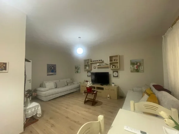 Tirane, jepet me qera apartament 1+1+Ballkon Kati 4, 74 m² 500 € (Don Bosko)