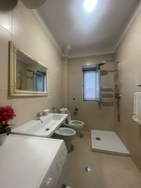 Tirane, jepet me qera apartament 1+1+Ballkon Kati 4, 74 m² 500 € (Don Bosko)