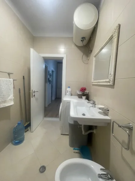 Tirane, jepet me qera apartament 1+1+Ballkon Kati 4, 74 m² 500 € (Don Bosko)