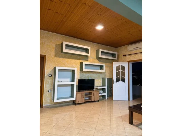 Tirane, jepet me qera Vile 2+1 Kati 3, 107 m² 380 € (mezez , mbrapa Burger ija)