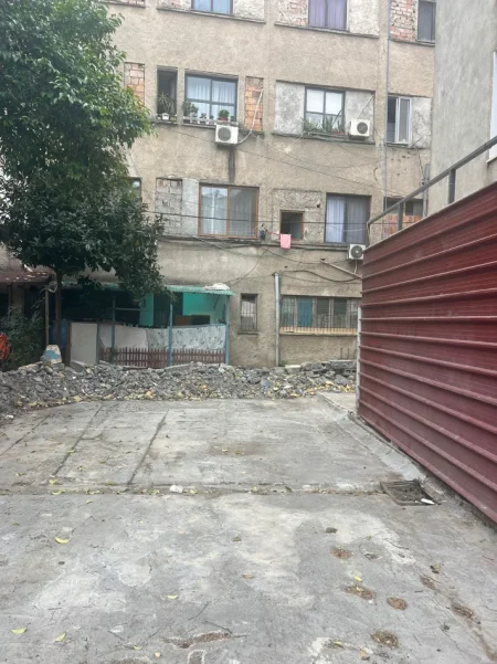 Tirane, jepet me qera garazh | post parkimi Kati 0, 80 m² 1.000 € (KOMUNA E PARISIT)