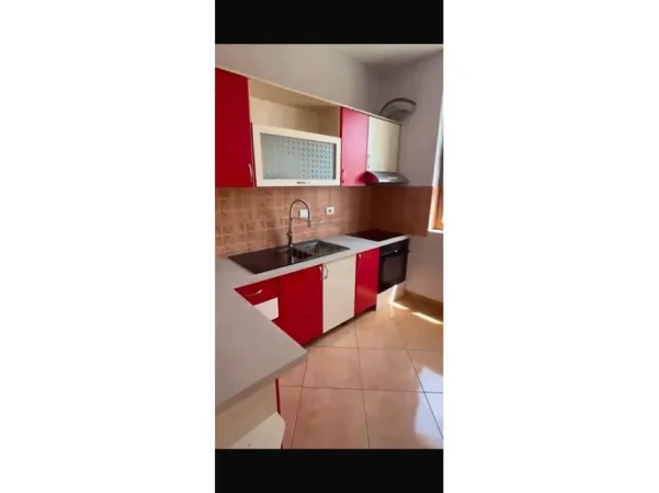 Tirane, jepet me qera apartament 2+1+Ballkon Kati 3, 80 m² 1.000 € (afer globe)