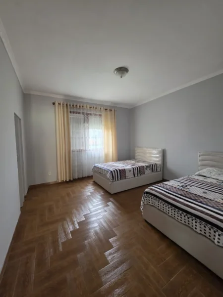 Tirane, jepet me qera Vile 3+1+Aneks+Ballkon Kati 2, 220 m² 415 € (babrru)