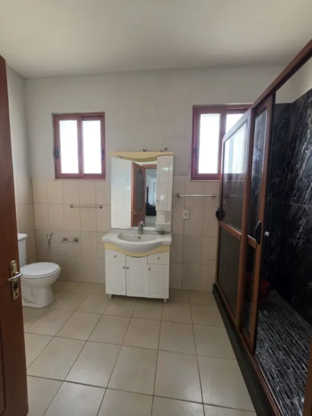 Tirane, jepet me qera Vile 3+1+Aneks+Ballkon Kati 2, 220 m² 415 € (babrru)