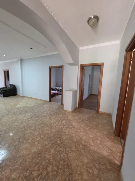 Tirane, jepet me qera Vile 3+1+Aneks+Ballkon Kati 2, 220 m² 415 € (babrru)