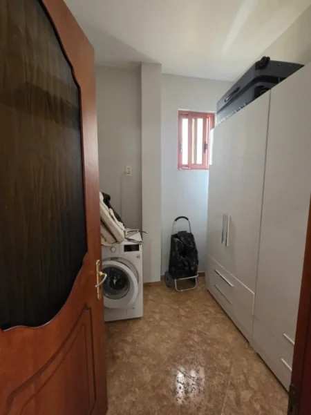 Tirane, jepet me qera Vile 3+1+Aneks+Ballkon Kati 2, 220 m² 415 € (babrru)
