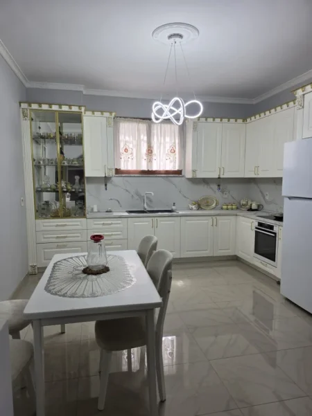 Tirane, jepet me qera Vile 3+1+Aneks+Ballkon Kati 1, 220 m² 415 € (babrru)
