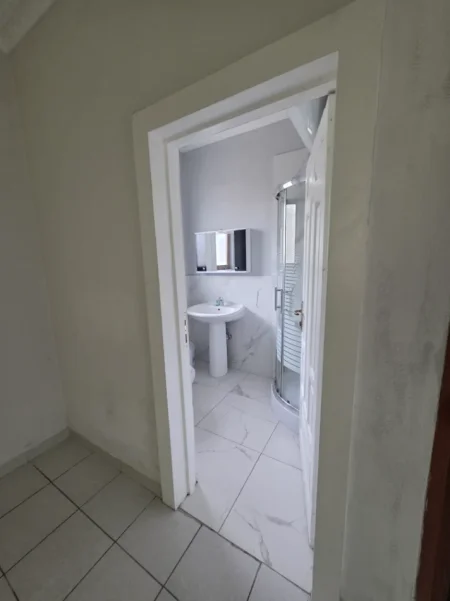 Tirane, jepet me qera Vile 3+1+Aneks+Ballkon Kati 1, 220 m² 415 € (babrru)