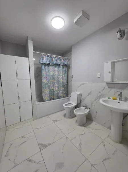 Tirane, jepet me qera Vile 3+1+Aneks+Ballkon Kati 1, 220 m² 415 € (babrru)