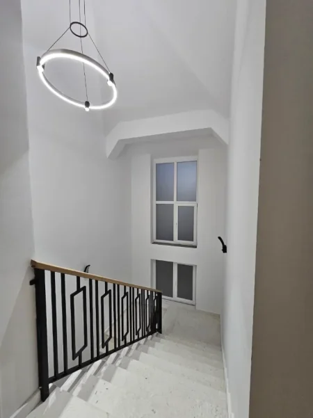 Tirane, jepet me qera Vile 3 Katshe Kati 3, 240 m² 2.500 € (TEG)