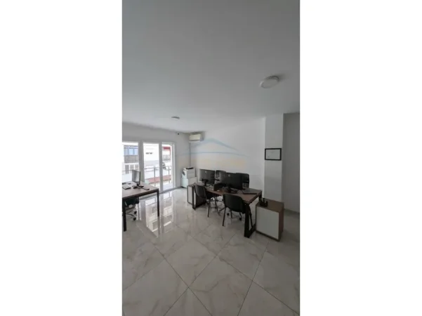 Tirane, jepet me qera ambjent biznesi Kati 4, 64 m² 650 € (Zogu i Zi, Tirane.)