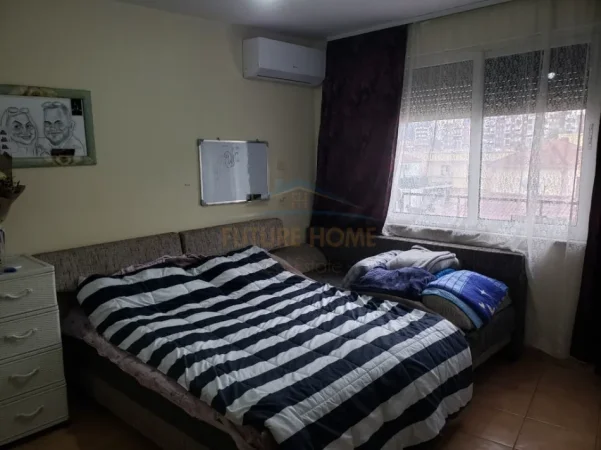 Tirane, jepet me qera apartament 1+1 Kati 4, 65 m² 450 € (laprake)