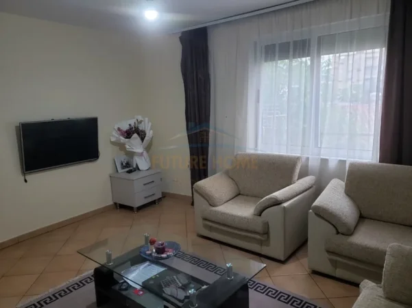Tirane, jepet me qera apartament 1+1 Kati 4, 65 m² 450 € (laprake)