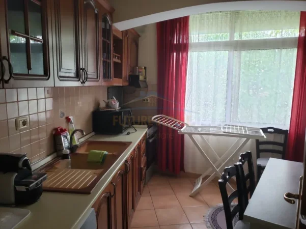Tirane, jepet me qera apartament 1+1 Kati 4, 65 m² 450 € (laprake)