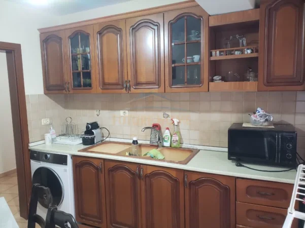 Tirane, jepet me qera apartament 1+1 Kati 4, 65 m² 450 € (laprake)