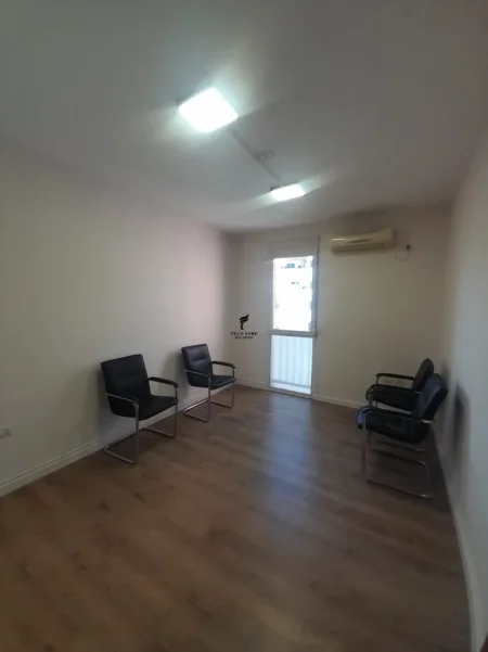 Tirane, jepet me qera zyre Kati 5, 80 m² 700 € (RRUGA E KAVAJES)